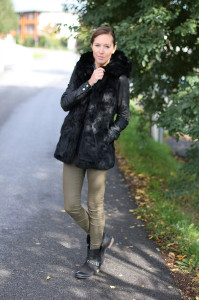  photo Welovefurs-Fur-Vest-2_zps6b2a698f.jpg
