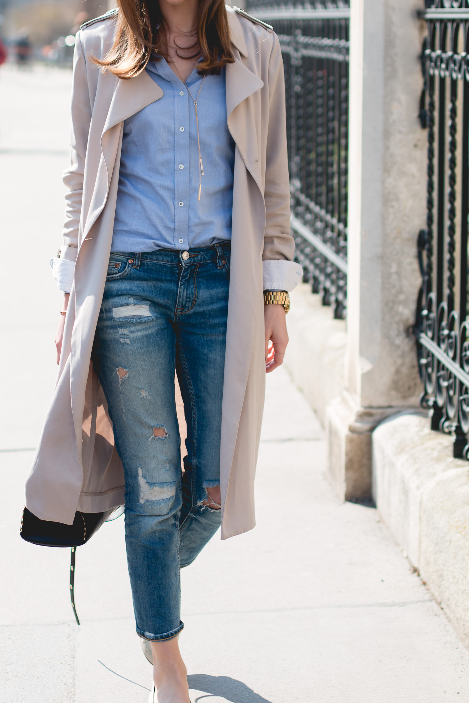 Classic Beige Trenchcoat Outfit